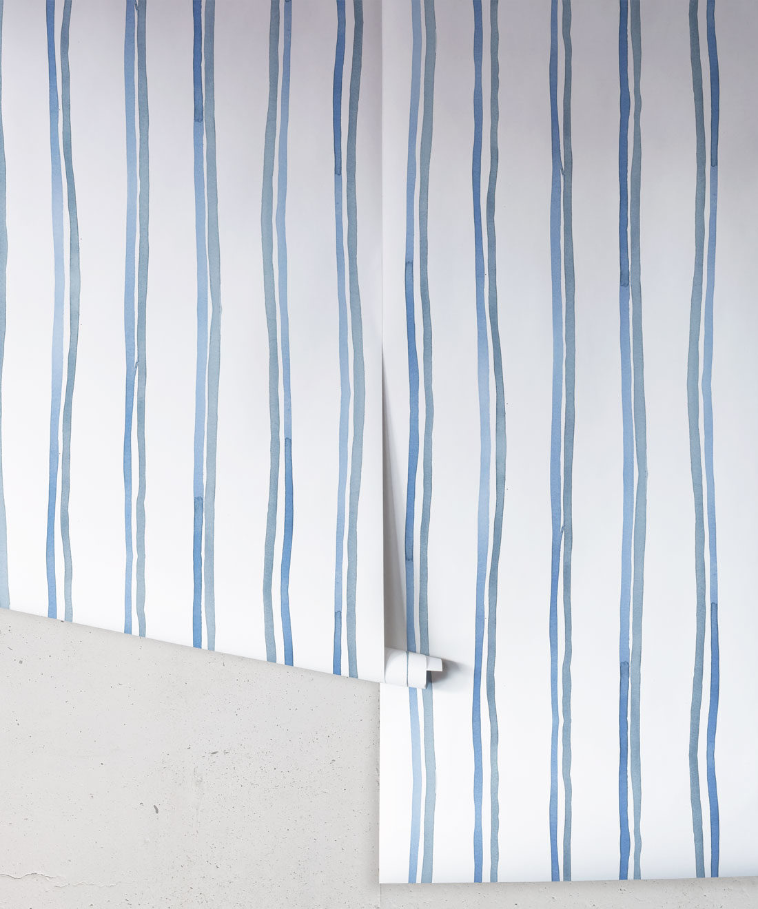 Double Inky Stripe - Papier peint à rayures - Rouleaux de papier peint à rayures bleues - Georgia MacMillan - Milton & King Europe
