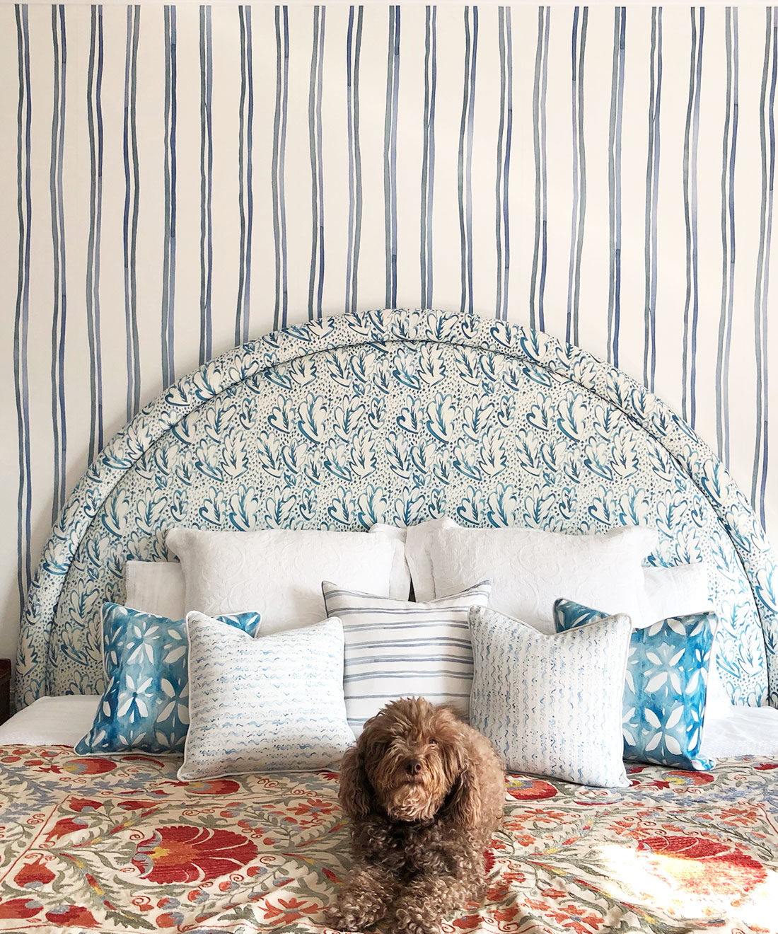 Double Inky Stripe - Gestreifte Tapete - Blaue gestreifte Tapetenrollen - Georgia MacMillan - Milton & King Europe - Schlafzimmer Tapete, die ein Bett mit einem braunen Hund zeigt