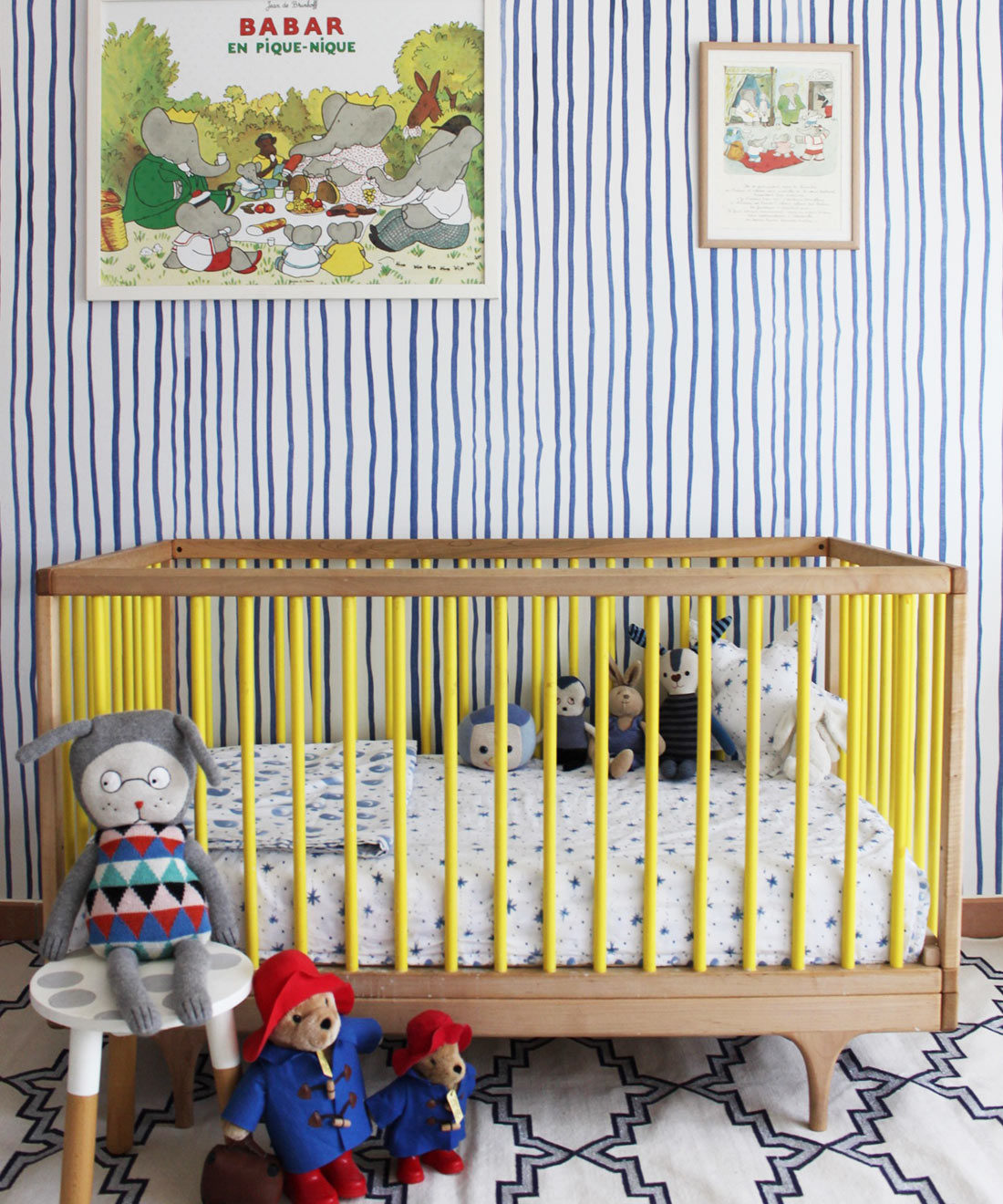 Zighy Stripes - Papier peint rayé - Rayures bleues - Milton & King Europe - Georgia MacMillan - Décoration de chambre d'enfant - Lit de bébé