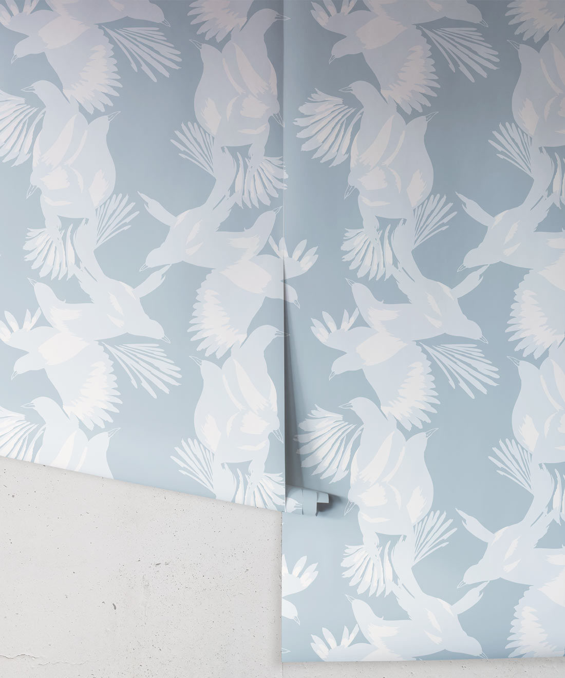Magpie Wallpaper - Milton & King - Kingdom Home - Papier peint oiseau - Bleu Bell Rouleau