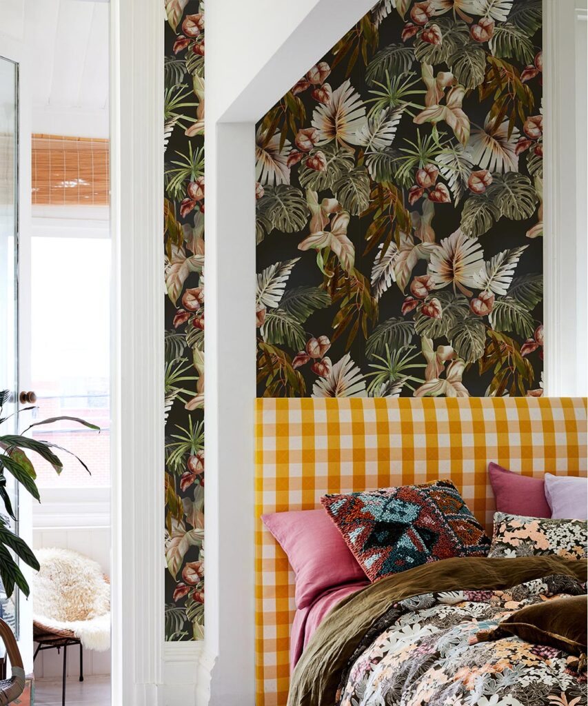 Night Jungle Wallpaper - Kip&co - Leafy Tropical Wallpaper - Insitu avec Yellow Tête de lit en plaid