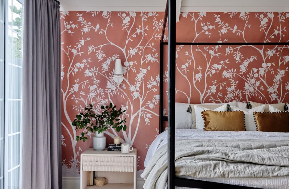 Milton & King - Über uns Seite - Blooming Joy Mural - Farbgebung: Peach - Schlafzimmer