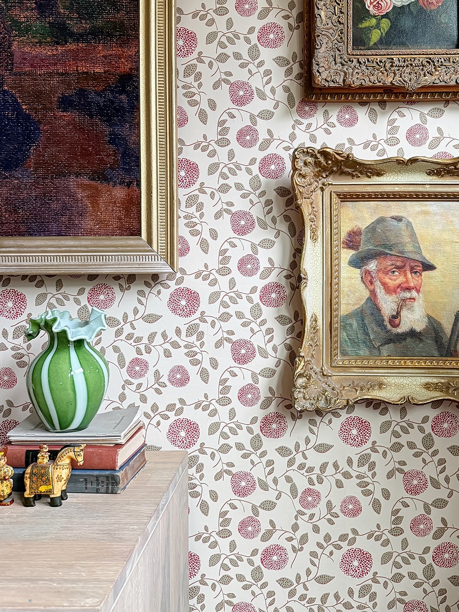 Papel pintado Mary Lennox | Colorway: Oliva y Rojo | Colección Anything But Basic | Gray Benko x Milton&King | Insitu