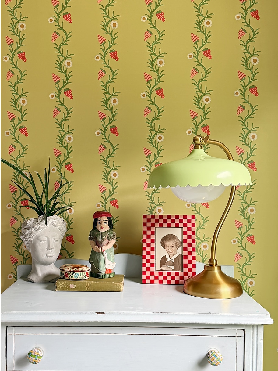 Teoría del color | Papel pintado Strawberry Fields | Colorway: Chartreuse & Red | Colección Anything But Basic | Gray Benko x Milton&King | Insitu